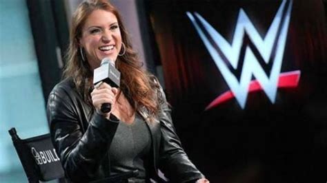 5 Photos of Stephanie McMahon she might prefer you。